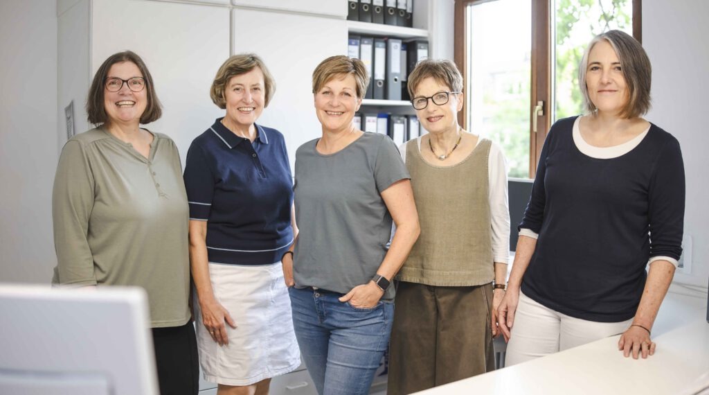 Alexandra Schlosser (MFA), Dr. med. Michaela Thiel (Fachärztin für Allgemeinmedizin), Sandra Pfister (MFA), 
Margit Mayr (MFA), Sabine Weigl (MFA)